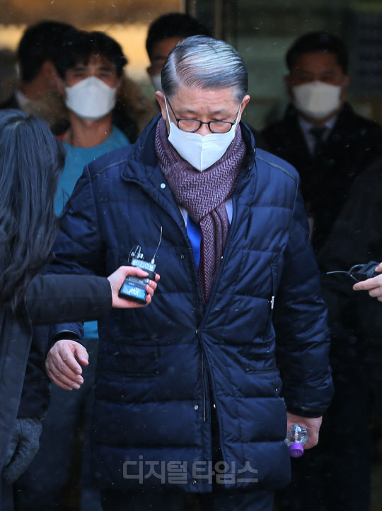 거액의 회삿돈 횡령·배임 혐의를 받고 있는 최신원 SK네트웍스 회장이 17일 서울중앙지방법원에서 구속 전 피의자 심문(영장실질심사)을 마친 뒤 이동하고 있다.  박동욱 기자 fufus@